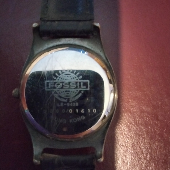 1992 Fossil guitar  watch a few scratches on back. Front face is great. No blems - Picture 3 of 5